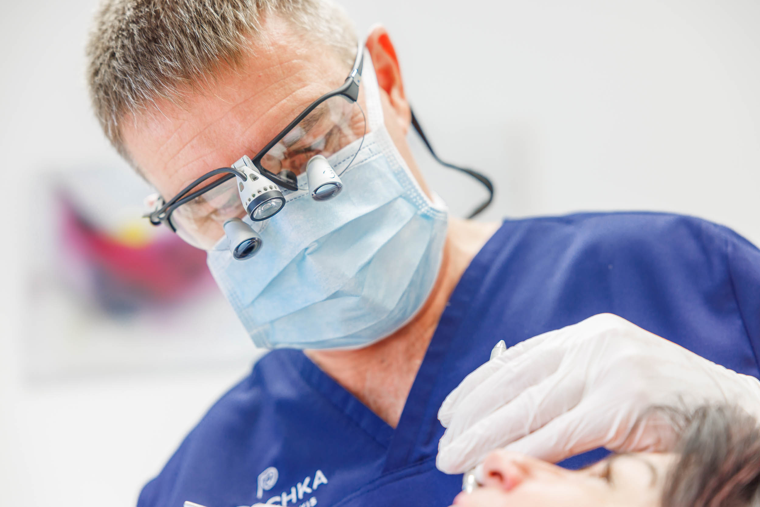 Dr. Toralf Petschka bei der Behandlung mit modernster Ausstattung: Ihr Zahnarzt in Türkheim und Ettringen