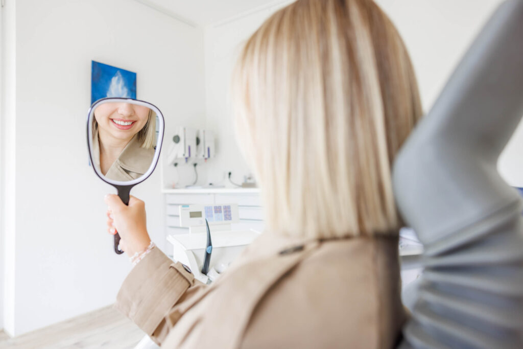 Ein Lächeln der Patientin das Bände spricht. Nach der Behandlung in der Zahnarztpraxis Dr. Petschka in Türkheim und Ettringen