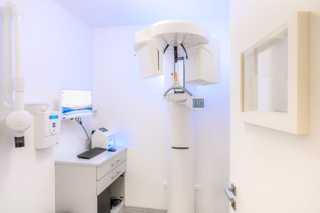Moderner Raum mit digitalem Röntgengerät in der Zahnarztpraxis Dr. Petschka in Türkheim